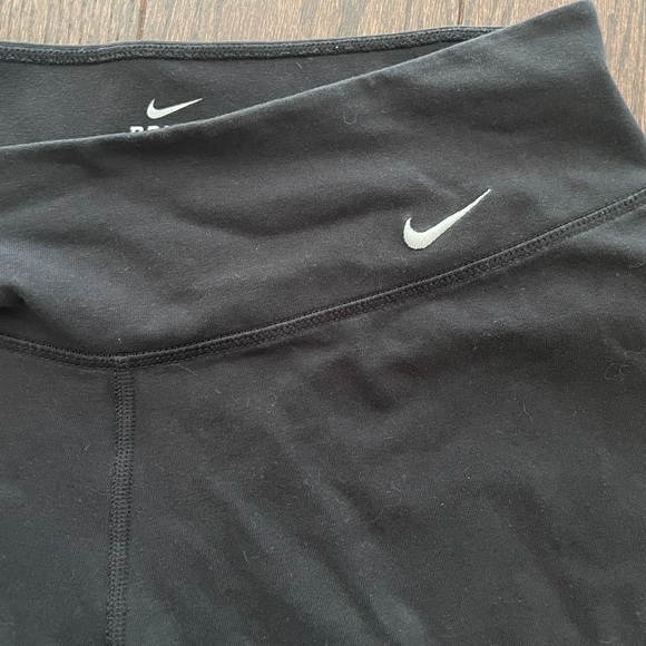 Nike Black Cropped Leggings - Picture 5 of 5